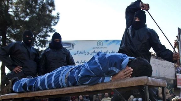 جلد صحافي إيراني بعد كشفه "فساد" أحد البرلمانيين