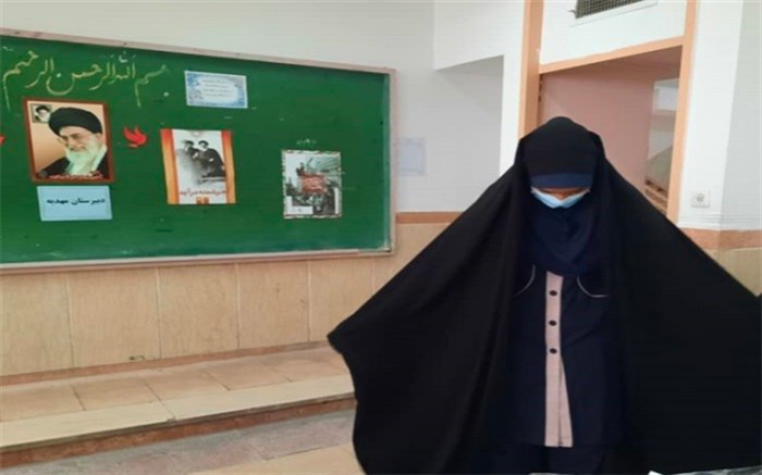 برخی داوطلبان استخدام در آموزش و پرورش به دلیل لاک‌زدن و سبیل‌داشتن رد شده‌اند