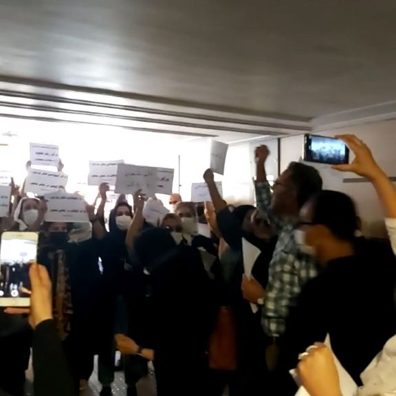 أطباء طهران وأصفهان يدعون للتظاهر رغم الاعتداء على تجمعهم جنوبي إيران