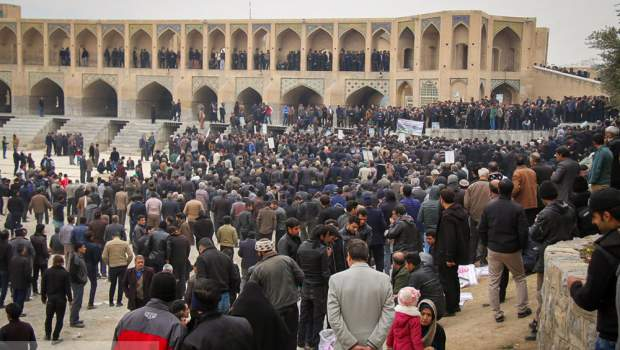 تجمع شبانه‌روزی کشاورزان اصفهان در بستر خشک زاینده‌رود
