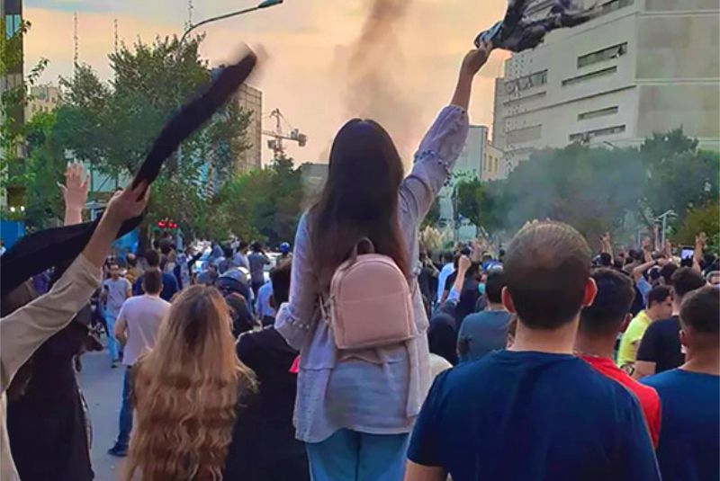 8 منظمات عمالية ومدنية تدعو إلى الإضراب العام والتظاهر في الشوارع في ذكرى مقتل مهسا أميني