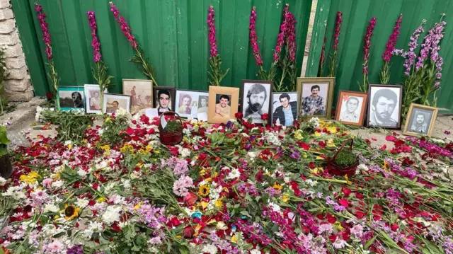 خانواده‌های قربانیان دهه ۶۰ به پزشکیان: به ۱۱ ماه ممنوعیت از ورود به خاوران پایان دهید