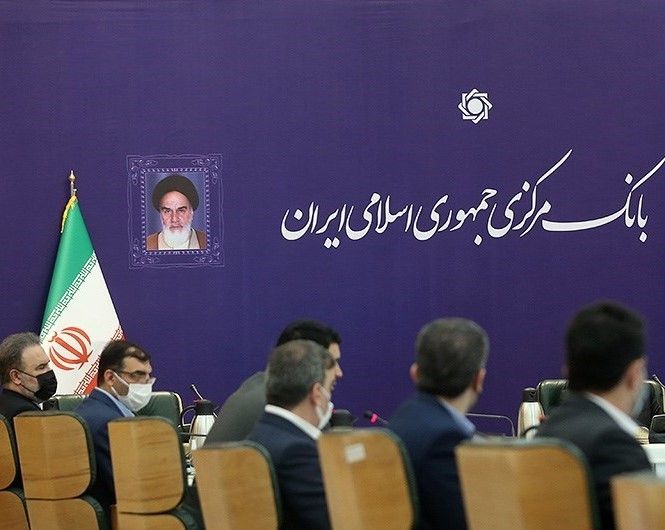 وسائل إعلام دولية: فشل المحادثات النووية وراء أزمة العملة الإيرانية وعزل رئيس "المركزي"