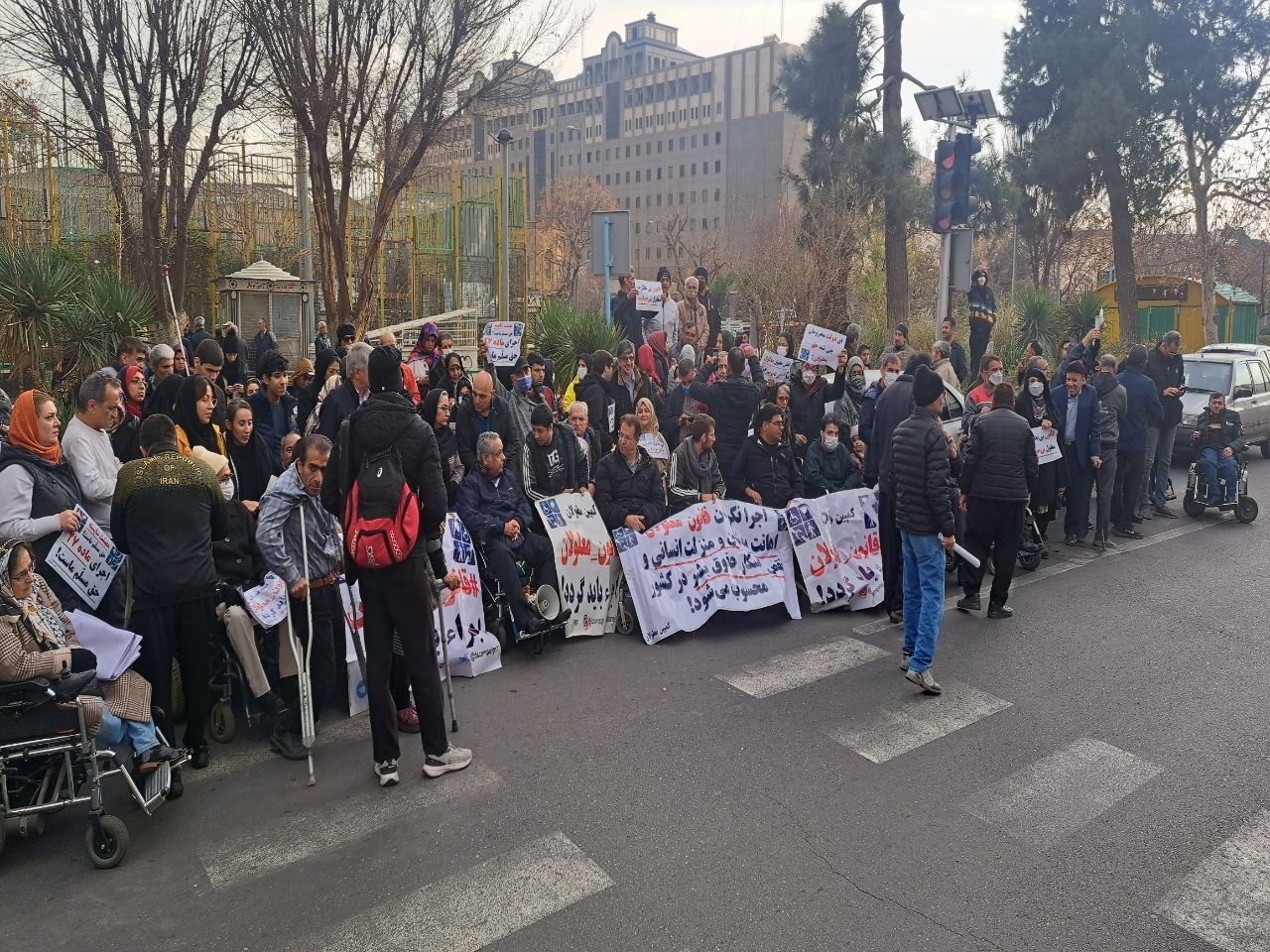 تجمع افراد دارای معلولیت در تهران با حمله ماموران انتظامی مواجه شد