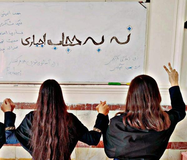 اعتقال مذيعة إيرانية سابقة لرفضها "الحجاب الإجباري".. وعودة "شرطة الأخلاق" بأمر من رئيسي