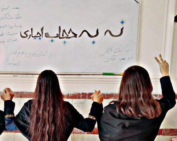 اعتقال مذيعة إيرانية سابقة لرفضها "الحجاب الإجباري".. وعودة "شرطة الأخلاق" بأمر من رئيسي