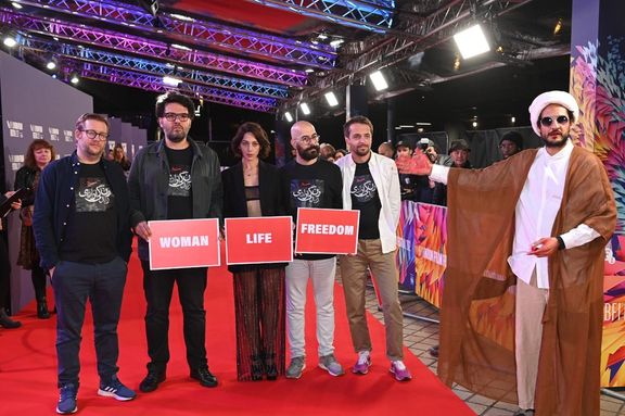 حضور کارگردان عنکبوت مقدس در جشنواره هامبورگ با لباس آخوندی و دندان دراکولا