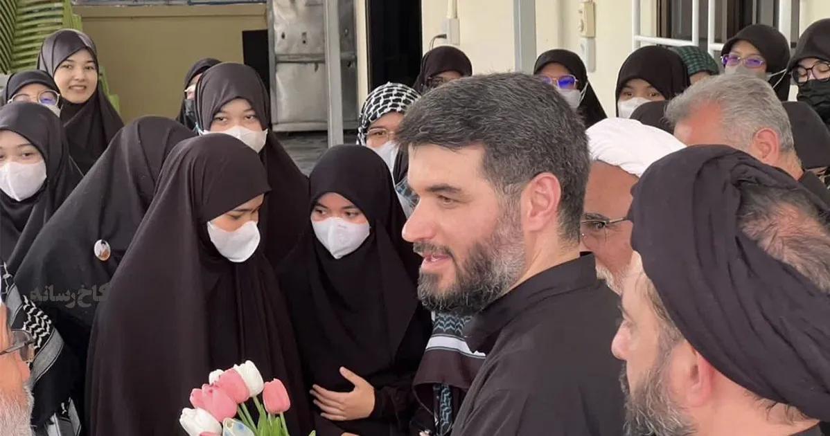 Meysam Motiee among female students of Al-Mostafa University branch in Bangkok