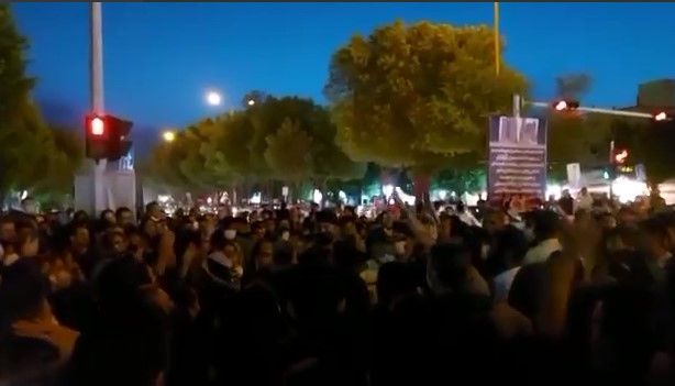 تداوم تظاهرات ضدحکومتی در شهرهای ایران؛ نیروهای امنیتی به معترضان اهواز حمله کردند