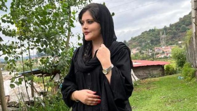 پدر، مادر و برادر مهسا ژینا امينی ممنوع‌الخروج شدند