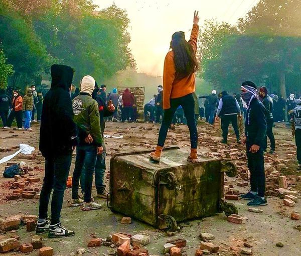 300 ناشط إيراني يطالبون بإجراء استفتاء وتغييرات هيكلية في النظام السياسي