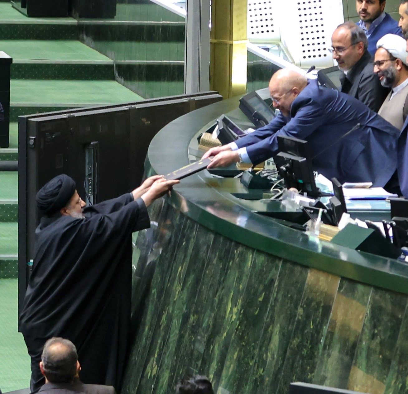 الرئيس الإيراني يقدم ميزانية "ترضي" خامنئي.. ضرائب باهظة وعائدات نفطية متفائلة