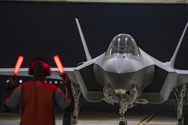 سیبیاسنیوز: یک خلبان جنگنده سرنگونشده آمریکا در ایران، نجات یافت