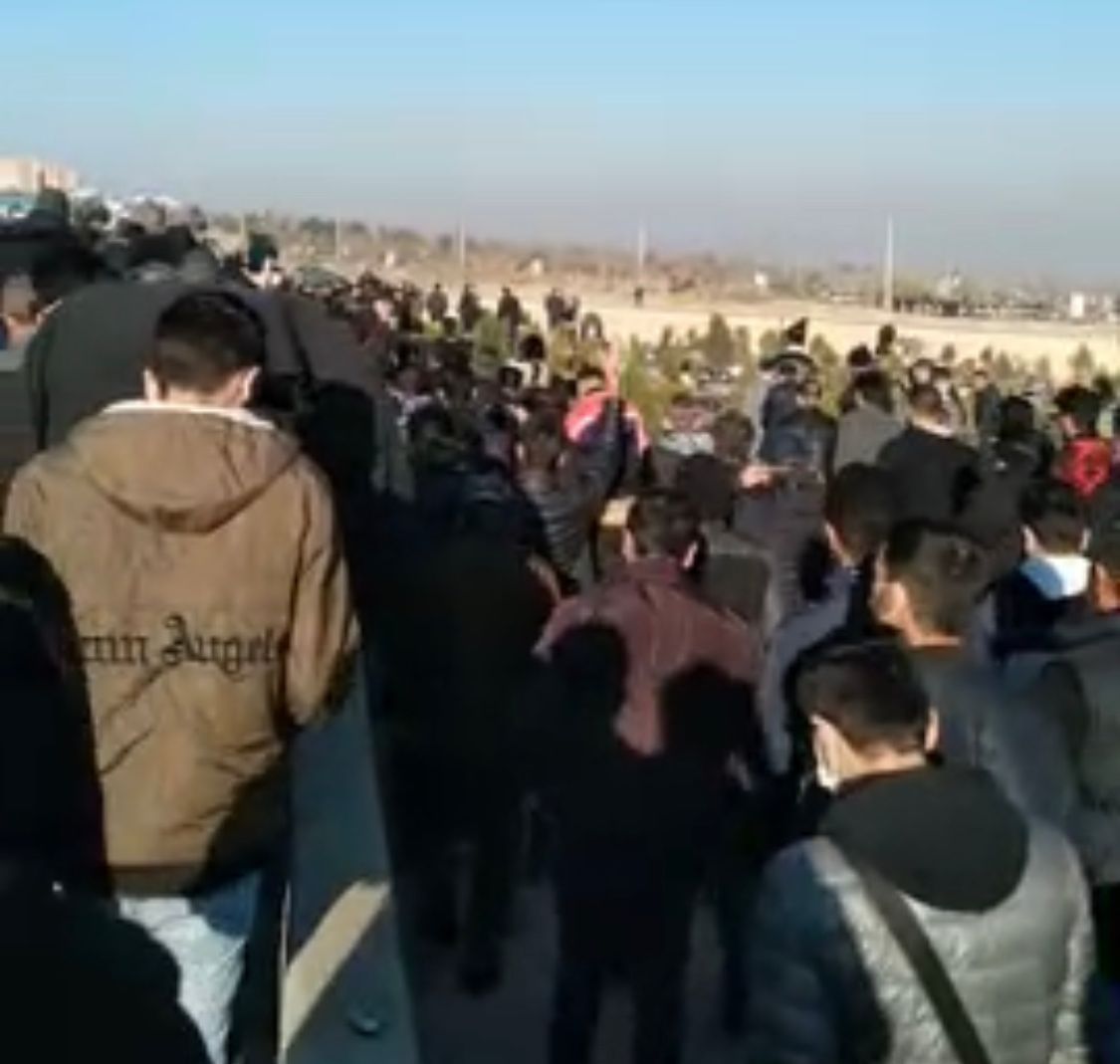 بهتافات مناهضة للنظام.. أهالي تبريز يشيعون جنازة إحدى ضحايا الانتفاضة الإيرانية