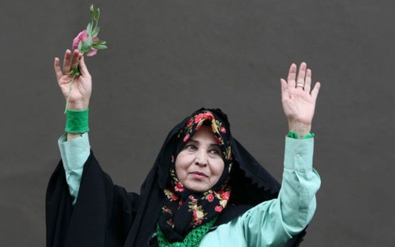 سياسية إيرانية بارزة تطالب المسؤولين بالاعتذار للشعب عن الفقر بدلا من محاربة النساء