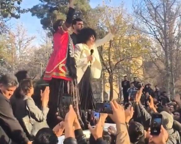 نرگس محمدی و سپیده قلیان در مراسم هفتم خسرو علیکردی