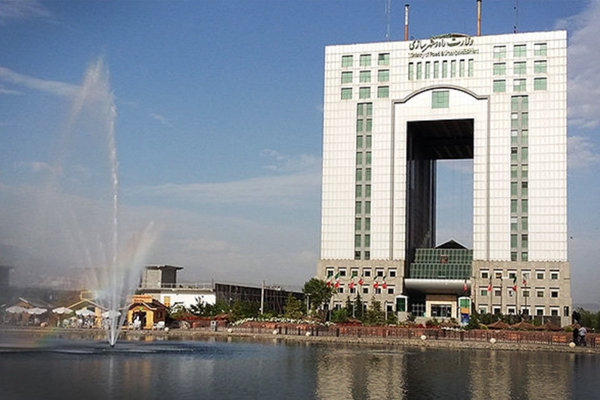 معاون وزیر راه: با داراییهای لوکس وزارتخانه، به جوانها خانه اجاره میدهیم