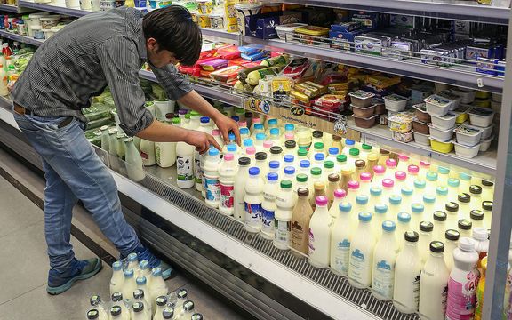 ارتفاع أسعار مشتقات الحليب يدفع الإيرانيين إلى حذفها من موائدهم