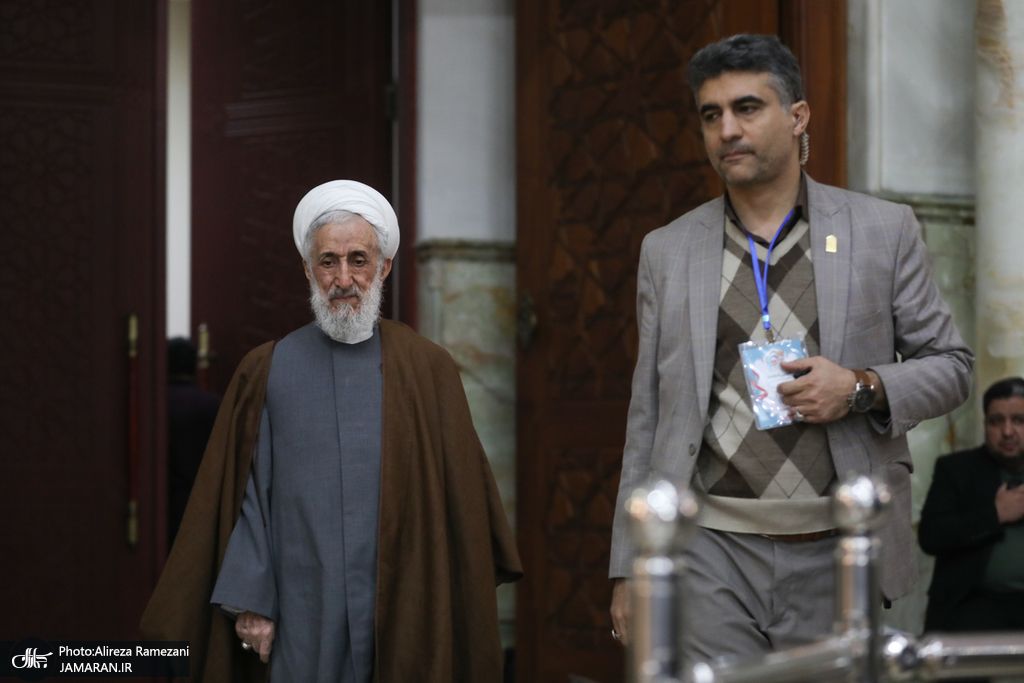 رجل دِين إيراني: نجل كاظم صديقي المتهم بالفساد "كان طليقًا في منزله عند وفاته" 