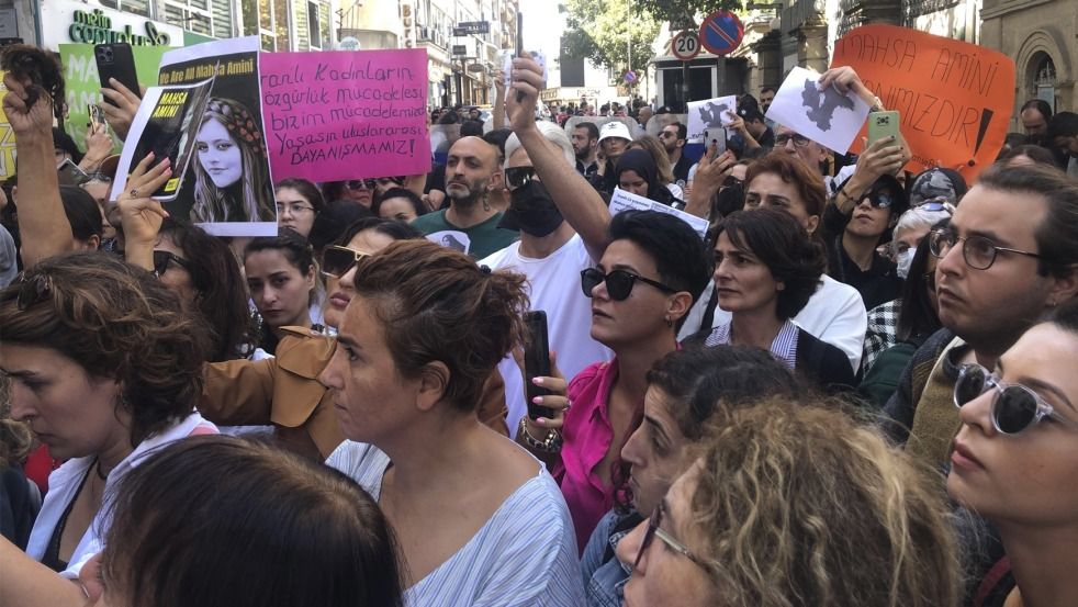 هم‌بستگی‌ها در ترکیه با خیزش سراسری مردم در ایران و اعتراض به قتل مهسا امینی ادامه دارد