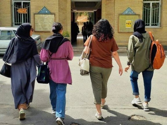 Iranian women without mandatory hijab