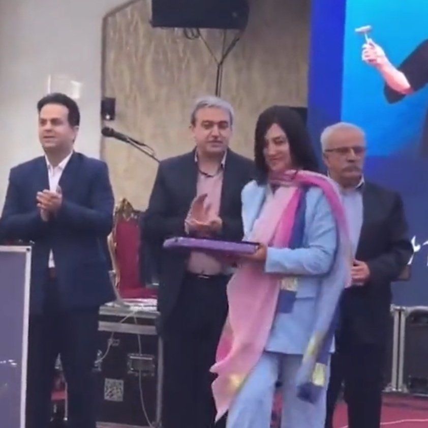 ضمن إجراءات عقابية أخرى.. النظام الإيراني يغلق قاعة شهدت ظهور طبيبة دون حجاب أثناء تكريمها