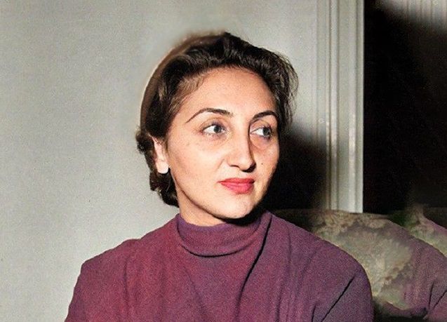 مهرانگیز دولتشاهی، نماینده مجلس شورای ملی در انتقاد از درخواست کمک بانیان مسجد هامبورگ: «بنده با یکی دو هزار تومان شروع می‌کنم و می‌خواهم مریضخانه بسازم، بعد کاسه گدایی دست بگیرم که واویلا یک کار خیریه همینطور معطل مانده، بیایید کمک بکنید»