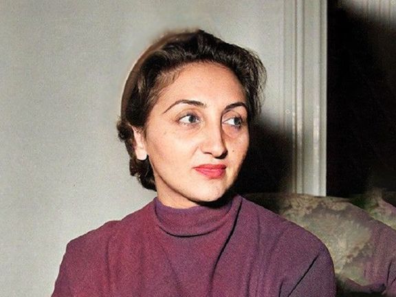 مهرانگیز دولتشاهی، نماینده مجلس شورای ملی در انتقاد از درخواست کمک بانیان مسجد هامبورگ: «بنده با یکی دو هزار تومان شروع میکنم و میخواهم مریضخانه بسازم، بعد کاسه گدایی دست بگیرم که واویلا یک کار خیریه همینطور معطل مانده، بیایید کمک بکنید»