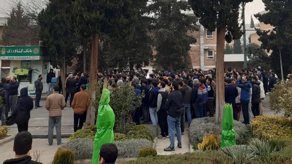 بعد مقتل زميلهم.. طلاب جامعة طهران ينظمون تجمعًا احتجاجيا اعتراضا على السياسات الجامعية