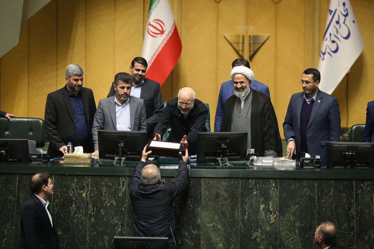 پول هست اما نه برای مردم؛ بودجه‌های هزاران میلیاردی برای نهادهای مذهبی و تبلیغاتی حکومت