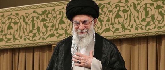 خبرگزاری وابسته به بسیج نوشت خامنهای انگشتر مخصوص «زمان جنگ» را به دست کرد