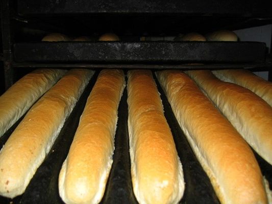 اتحادیه صنف نانهای حجیم و نیمه حجیم تهران: قیمت نان باگت معمولی به ۱۰ هزار تومان رسید