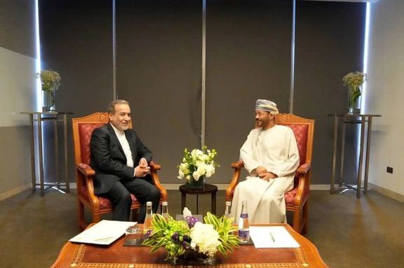 عباس عراقچی، وزیر خارجه جمهوری اسلامی در بدو ورود به مسقط، با وزیر خارجه عمان دیدار کرد