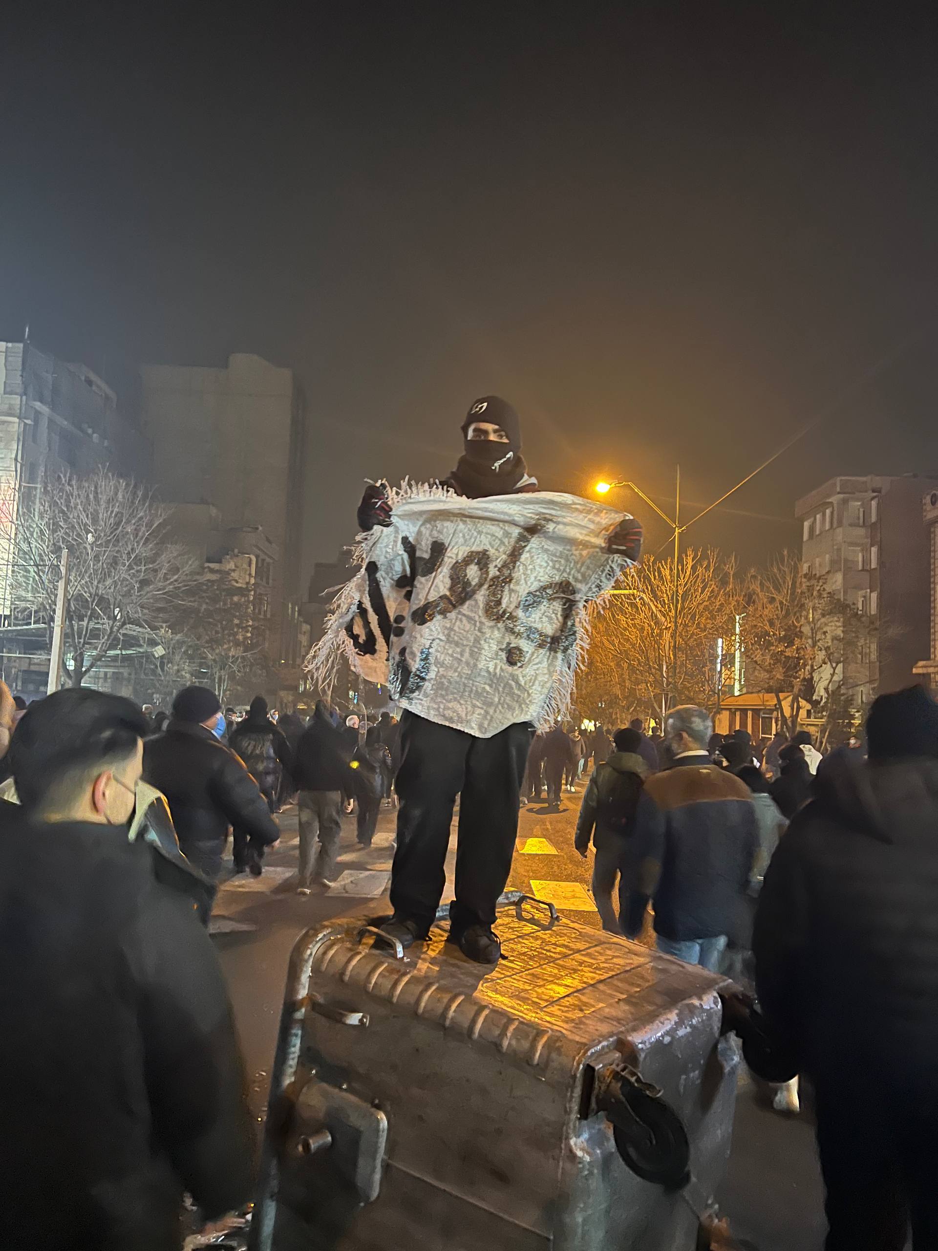 پیام مخاطب از کنگان: ماموران پشت بلندگو می‌گفتند «حکم تیر به کمر به بالا» را داریم