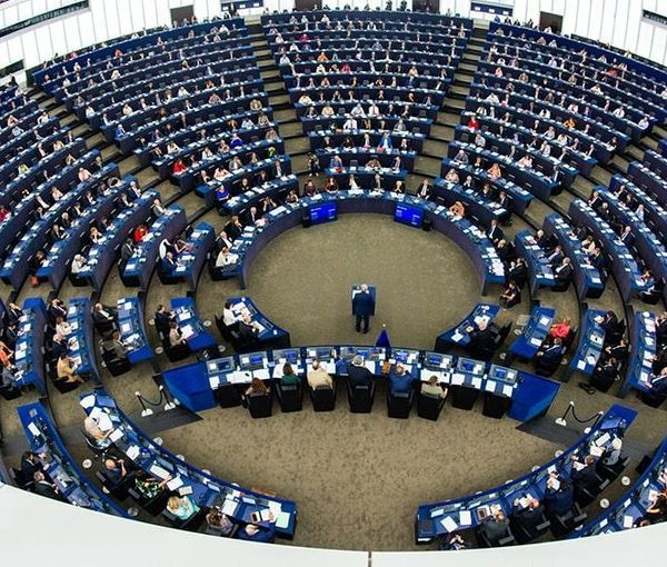 برلمانيان أوروبيان يطالبان بتصنيف الحرس الثوري الإيراني منظمة إرهابية.. "دون تأخير"