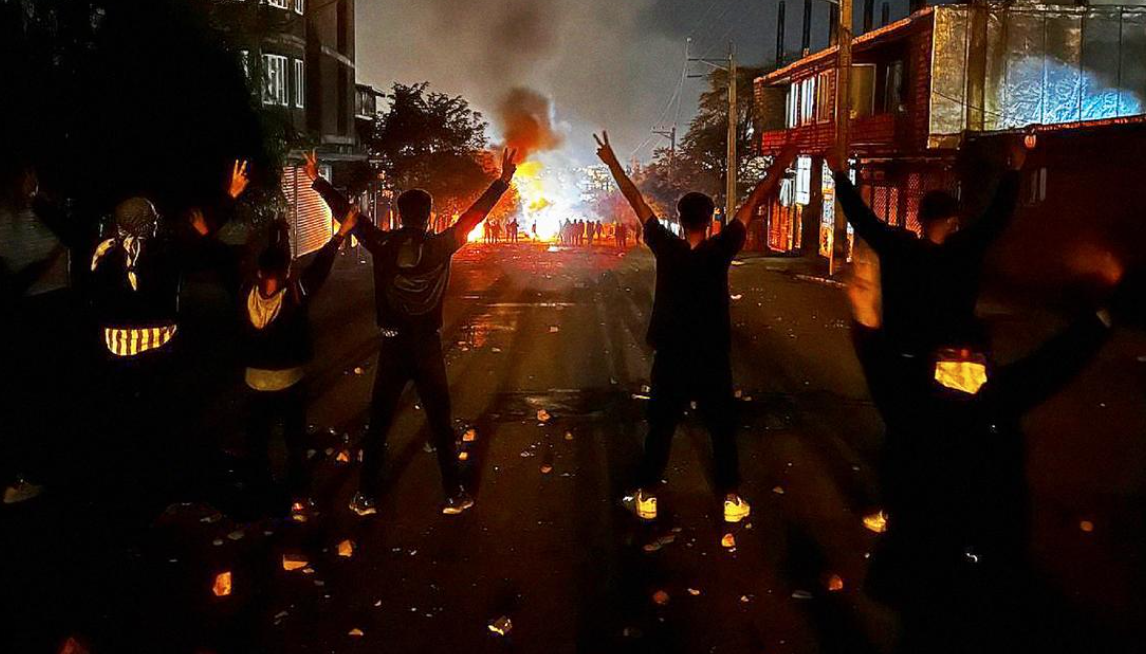 هتافات ليلية بمناطق مختلفة من طهران وكتابة شعارات مناهضة للنظام في عدة مدن إيرانية