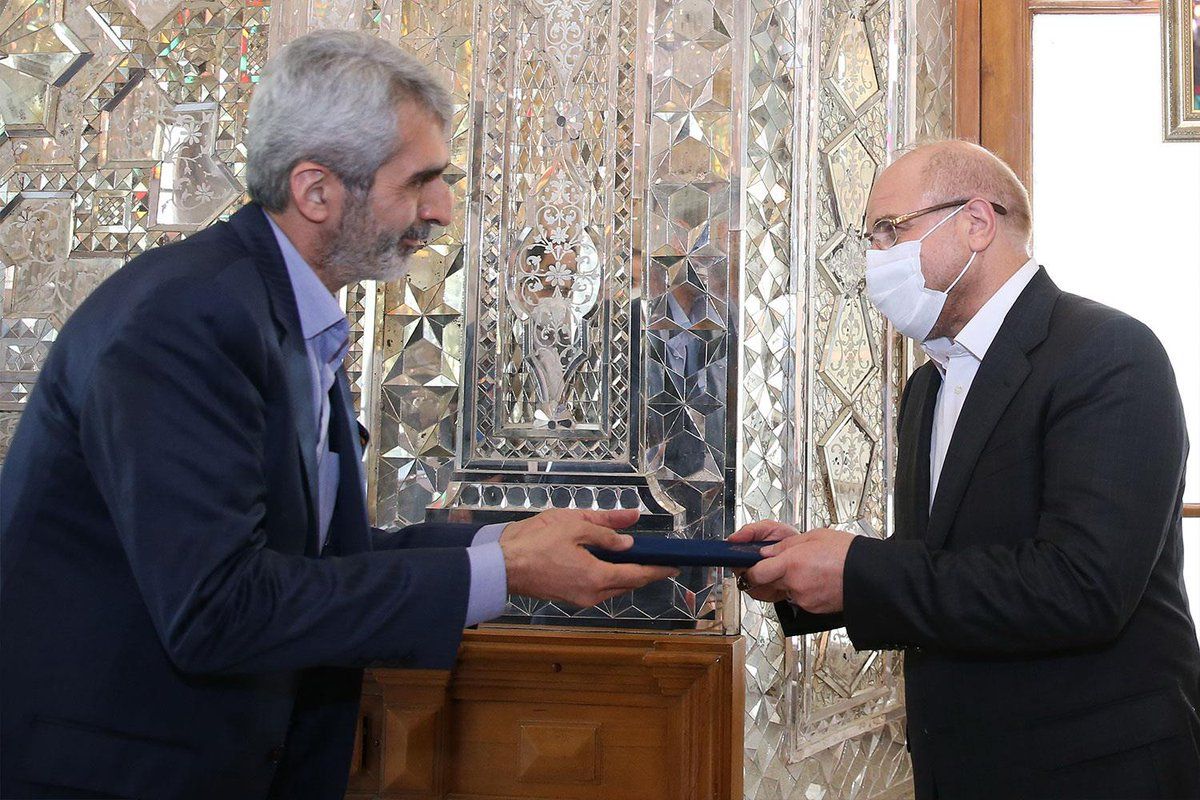Pejman Pashmchizadeh (left) and Parliament Speaker Mohammad Bagher Ghalibaf (file photo)