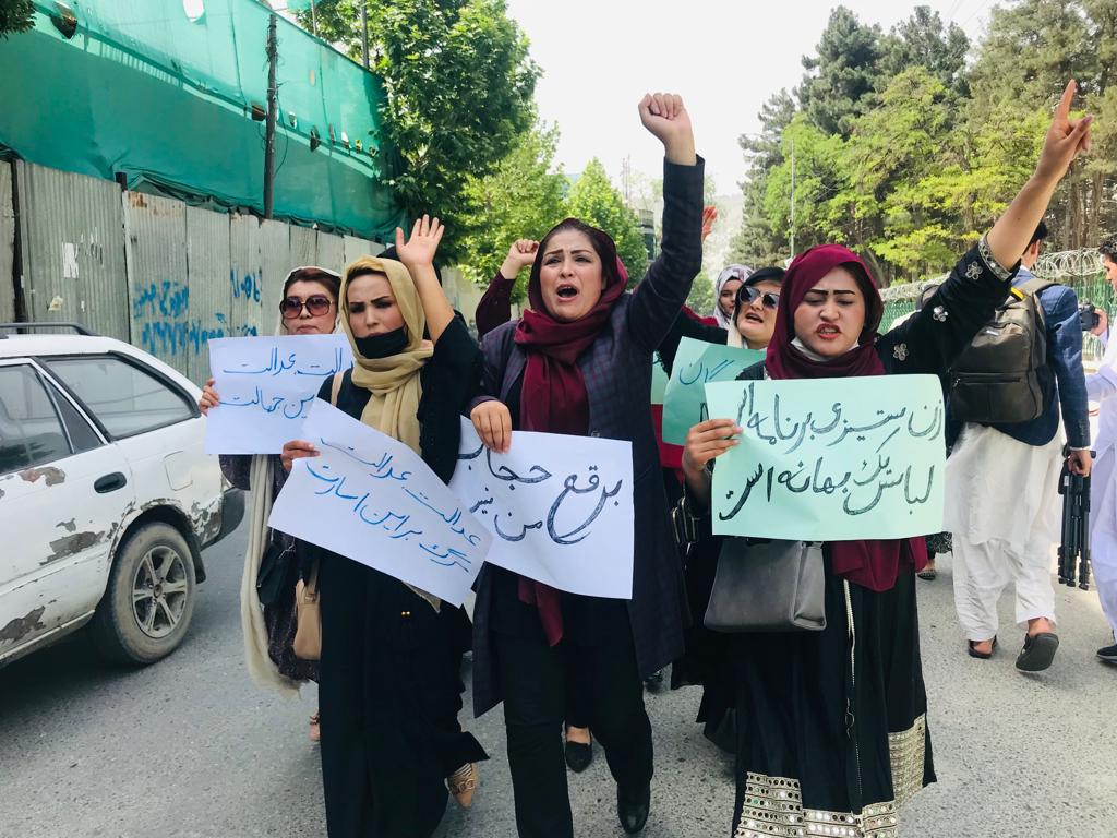 طالبان تظاهرات زنان در اعتراض به پوشیدن اجباری روبنده را سرکوب کرد