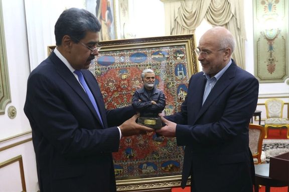 قالیباف تندیسی از قاسم سلیمانی به نمایندگی از خانواده او به رییس جمهوری ونزوئلا داد