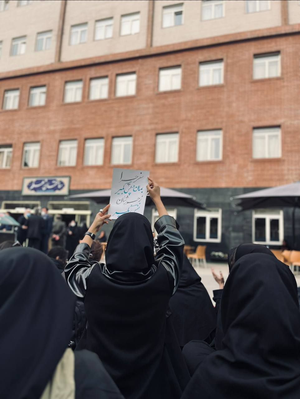 انتفاضة إيران: استمرار الاحتجاجات.. واعتصام داخل الجامعات