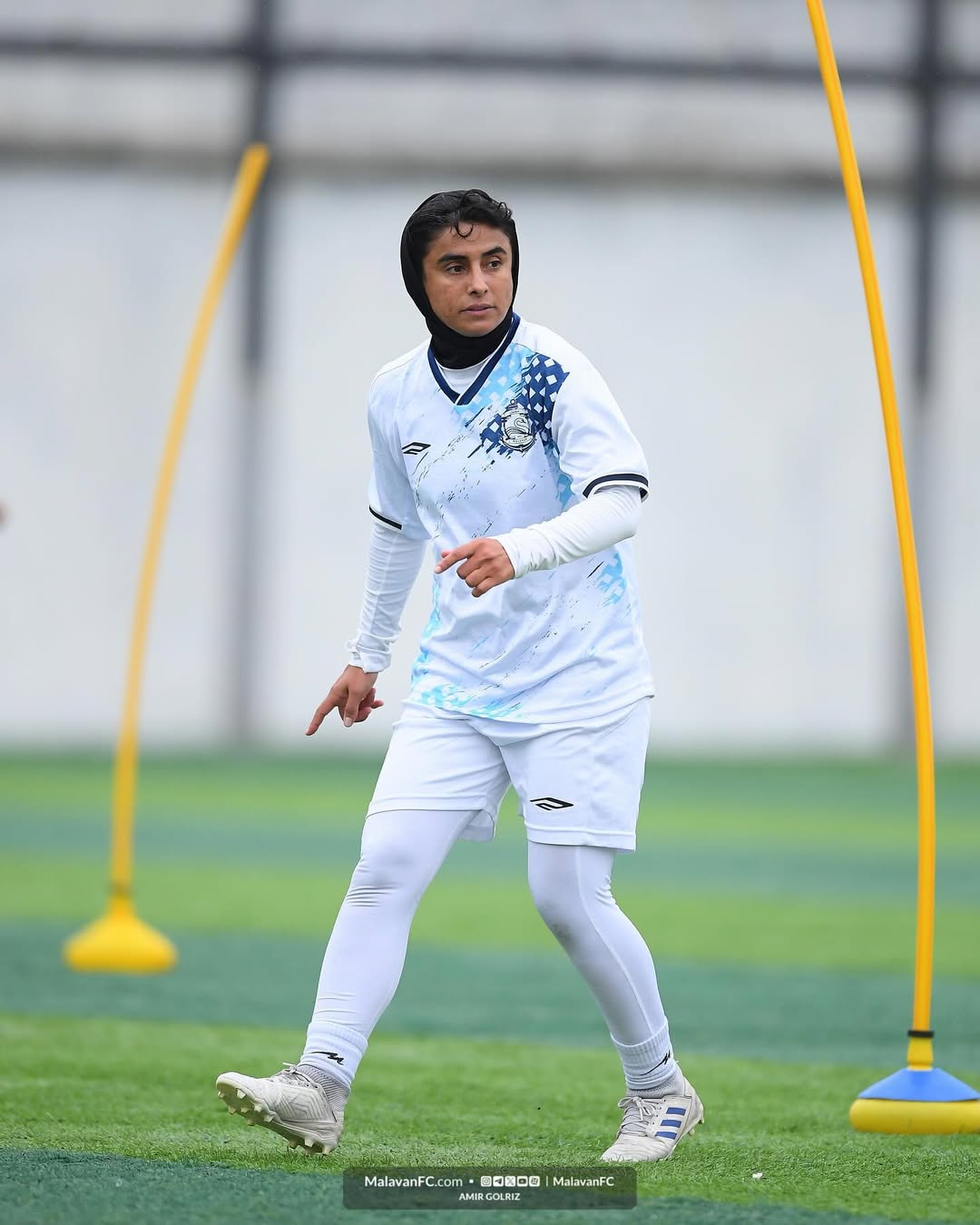 "خجلاً من الاحتفال".. قائدة فريق "ملوان" تعتزل كرة القدم تضامنًا مع أوجاع الإيرانيين