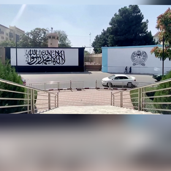 خبرگزاری رویترز: طالبان پرچم و شعارش را روی دیوار سفارت آمریکا در کابل نقاشی کرد