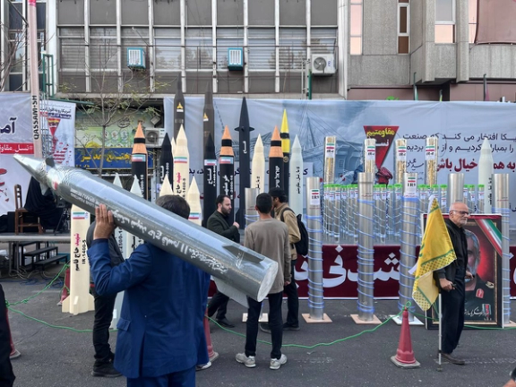 واشينگتنپست: بحران ايران تنها با ديپلماسی همراه با تهديد معتبر نظامی حل میشود