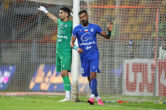 بازداشت رامین رضاییان پس از درگیری با نیروهای امنیتی فولادآرنا در حمایت از یک تماشاگر