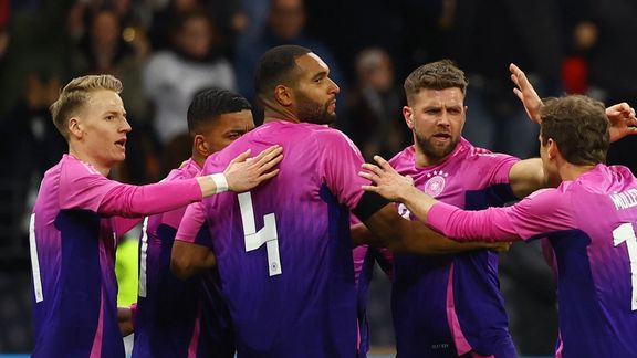 به دلیل شباهت به نماد نازیها؛ آدیداس پیراهن شماره ۴۴ آلمان را چاپ نمیکند