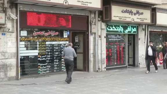 Iranians passing in front of exchange offices