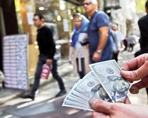 ارتفاع سعر الدولار لأكثر من 51 ألف تومان مع أول يوم عمل في العام الإيراني الجديد