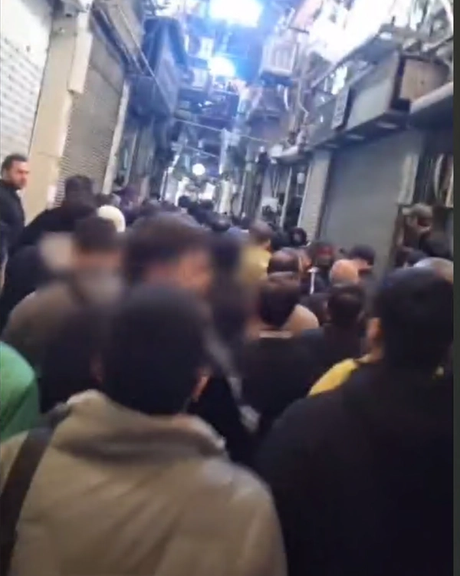 برلماني إيراني: الوضع مثير للغضب وسيدفع الناس للنزول إلى الشوارع