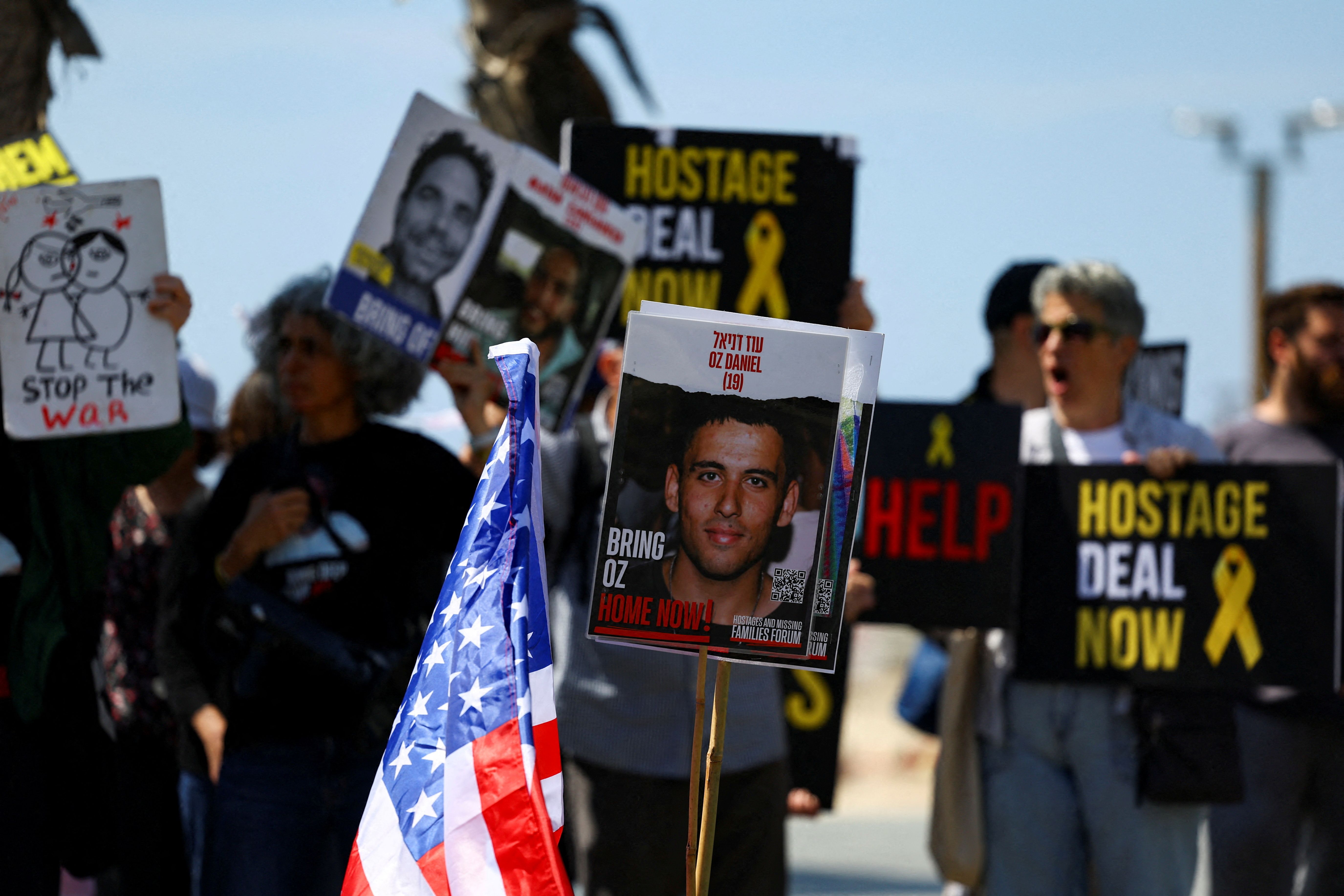 خانواده‌های گروگان‌های اسرائیلی در تل‌آویو و در نزدیک مرز غزه تظاهرات کردند