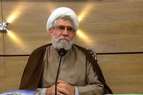 الحكم بسجن رجل دين إيراني 6 سنوات وغرامة مالية وتجريده من الزي الديني بعد إدانته بـ 8 تهم